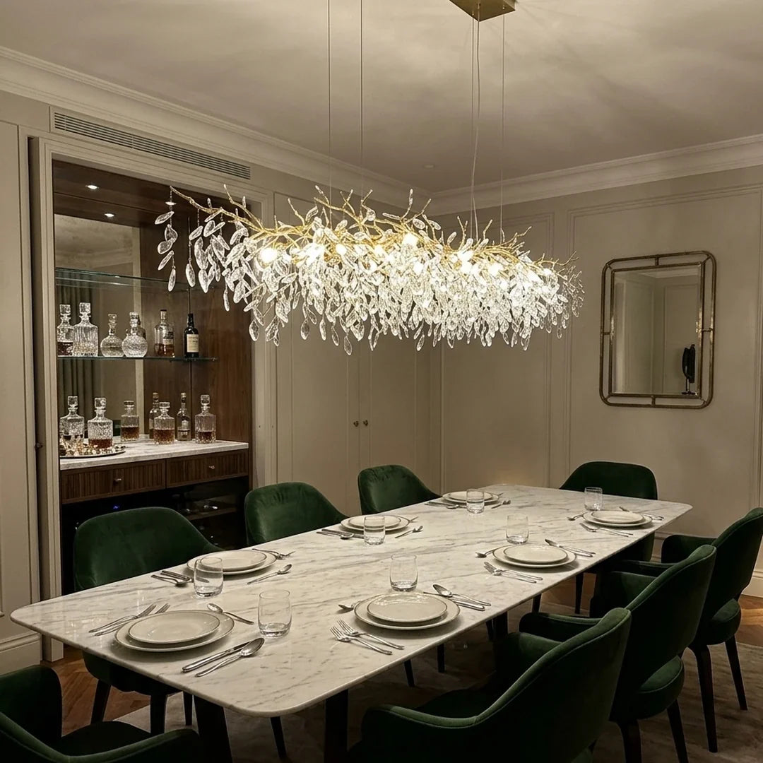 Lustre en cristal au-dessus d'une table en marbre dressée Image