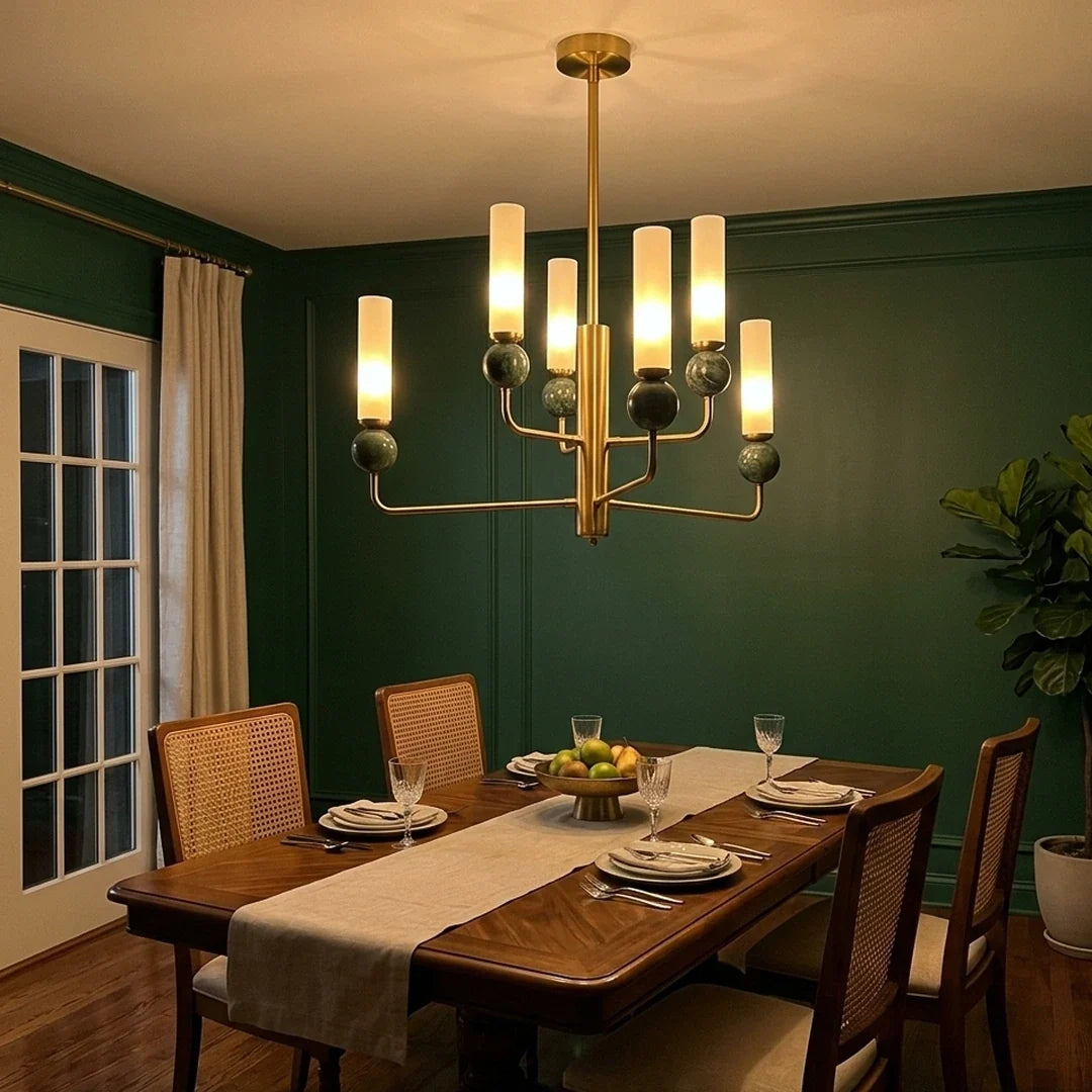 Lustre chandelier doré dans une salle à manger aux murs verts Image