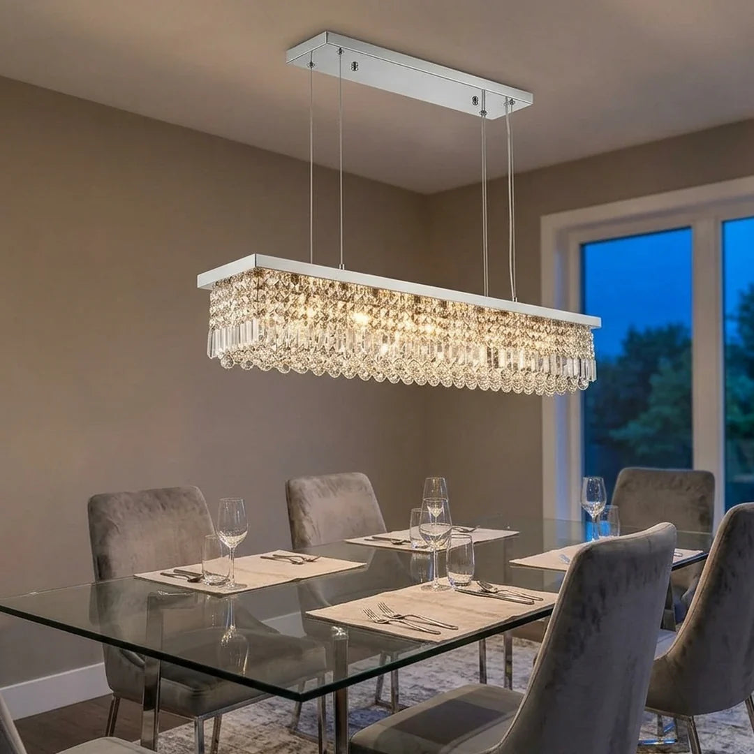 Lustre rectangulaire en cristal au-dessus d'une table à manger Image