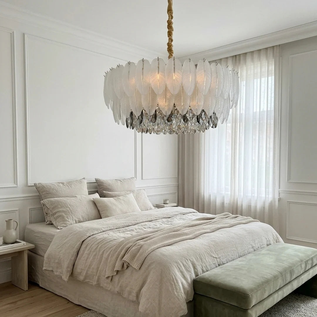 Lustre blanc au-dessus d'un lit dans une chambre claire Image