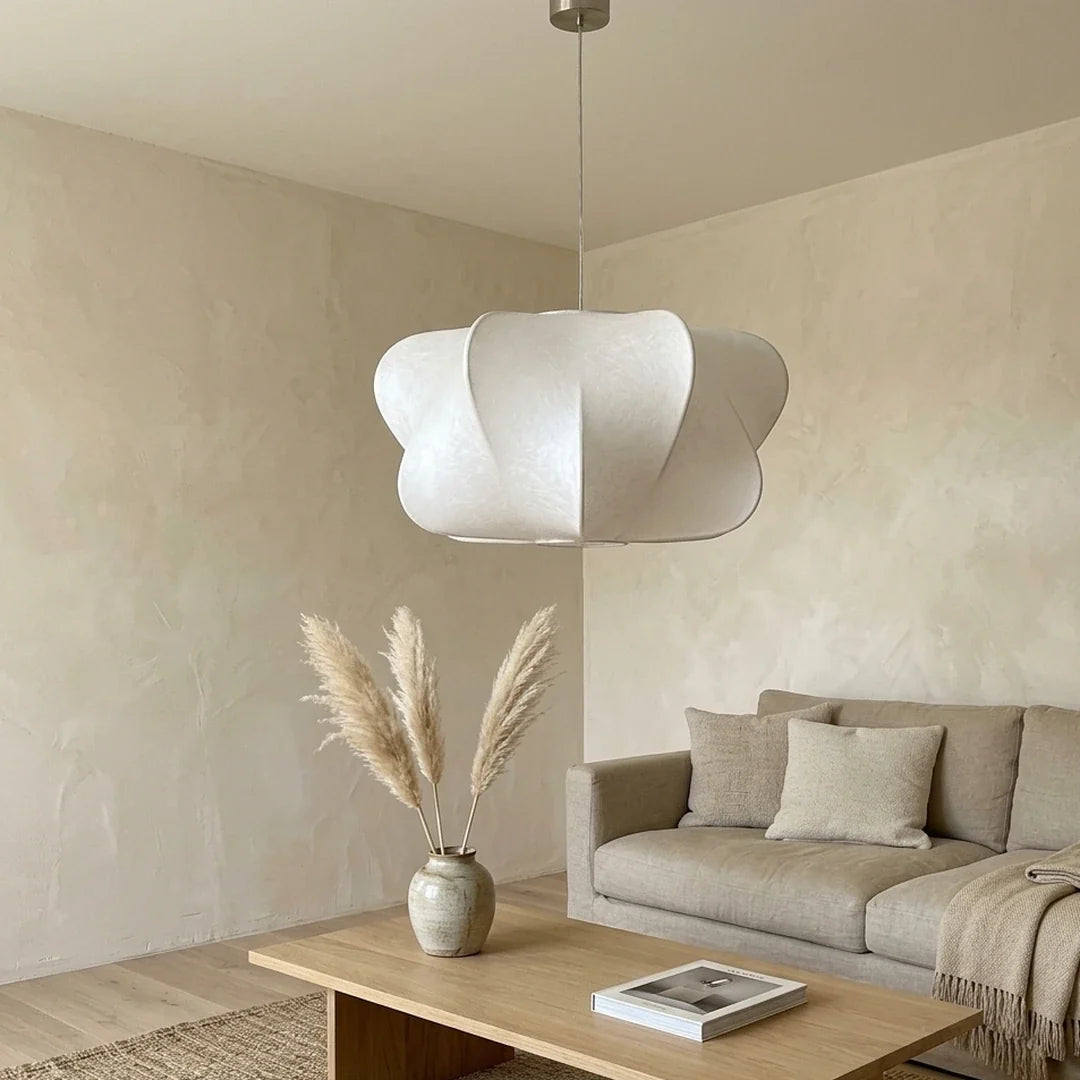 Suspension en soie blanche dans un salon aux tons naturels Image